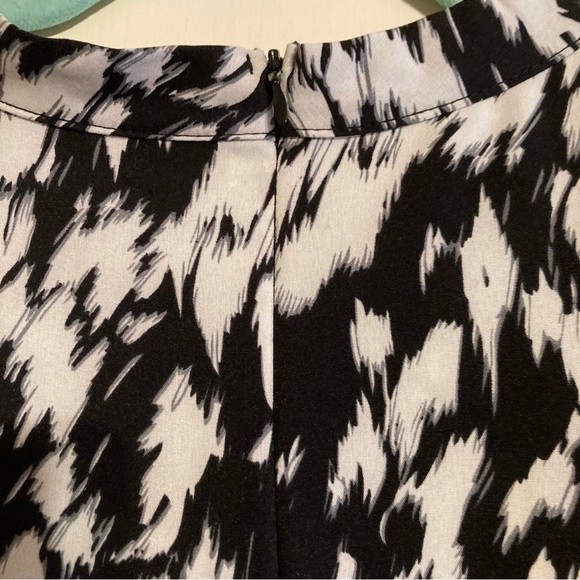 Plus all over print mock neck bishop sleeve dress - Picture 5 of 6